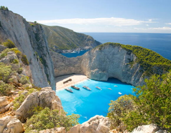 Exploring Greece’s Coastline: Must-Try Sailing Adventures 